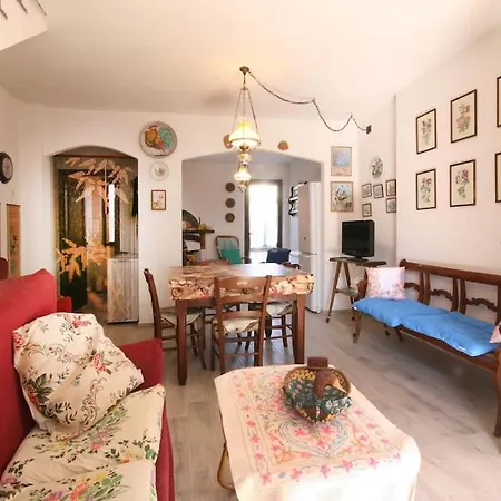 Bifamiliare Nel A Holiday home Pietrasanta